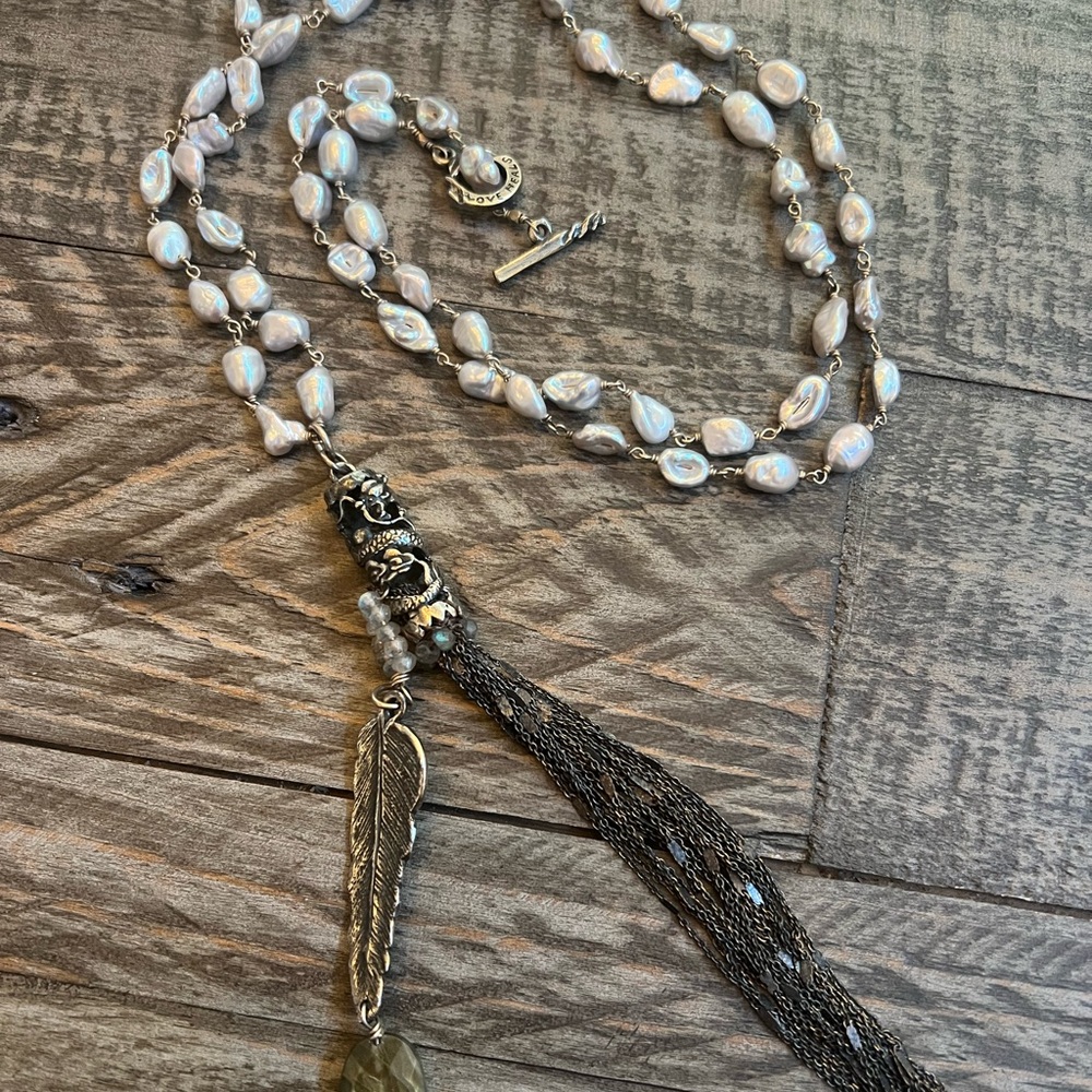 LOVE HEALS necklace gray freshwater pearl with silver feather oval labradorite